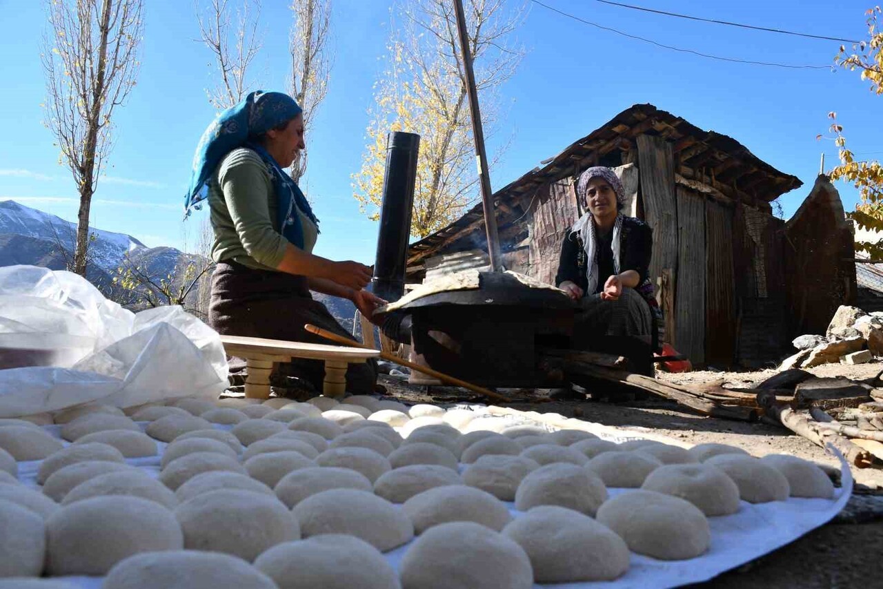 ŞIRNAK'TA KIŞ AYLARINDA EKMEK PİŞİRMEK ZOR OLDUĞU İÇİN KADINLAR, GÜNEŞLİ GÜNLERDE YARDIMLAŞARAK...