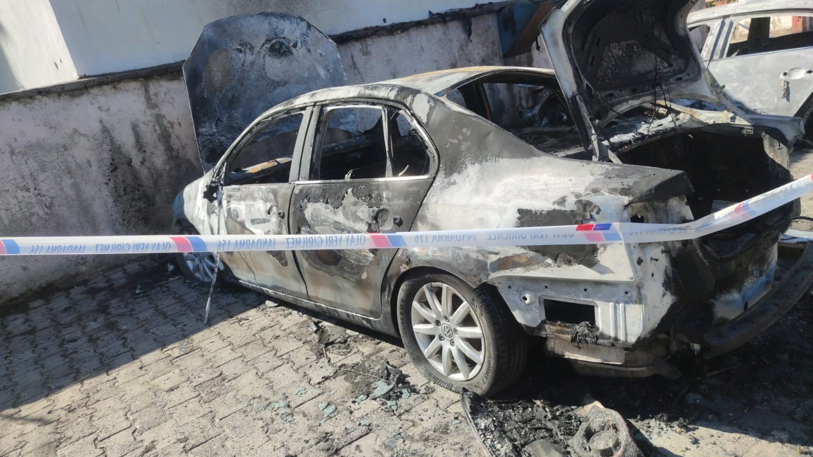 ŞIRNAK’IN KUMÇATI BELDESİ’NDE, YBO ORTAOKUL LOJMANLARI ÖNÜNDE PARK HALİNDE BULUNAN 2 ARAÇTA GECE...