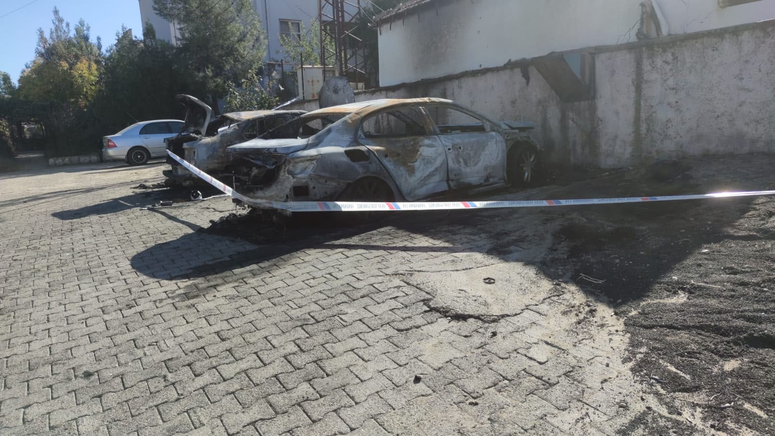 ŞIRNAK’IN KUMÇATI BELDESİ’NDE, YBO ORTAOKUL LOJMANLARI ÖNÜNDE PARK HALİNDE BULUNAN 2 ARAÇTA GECE...