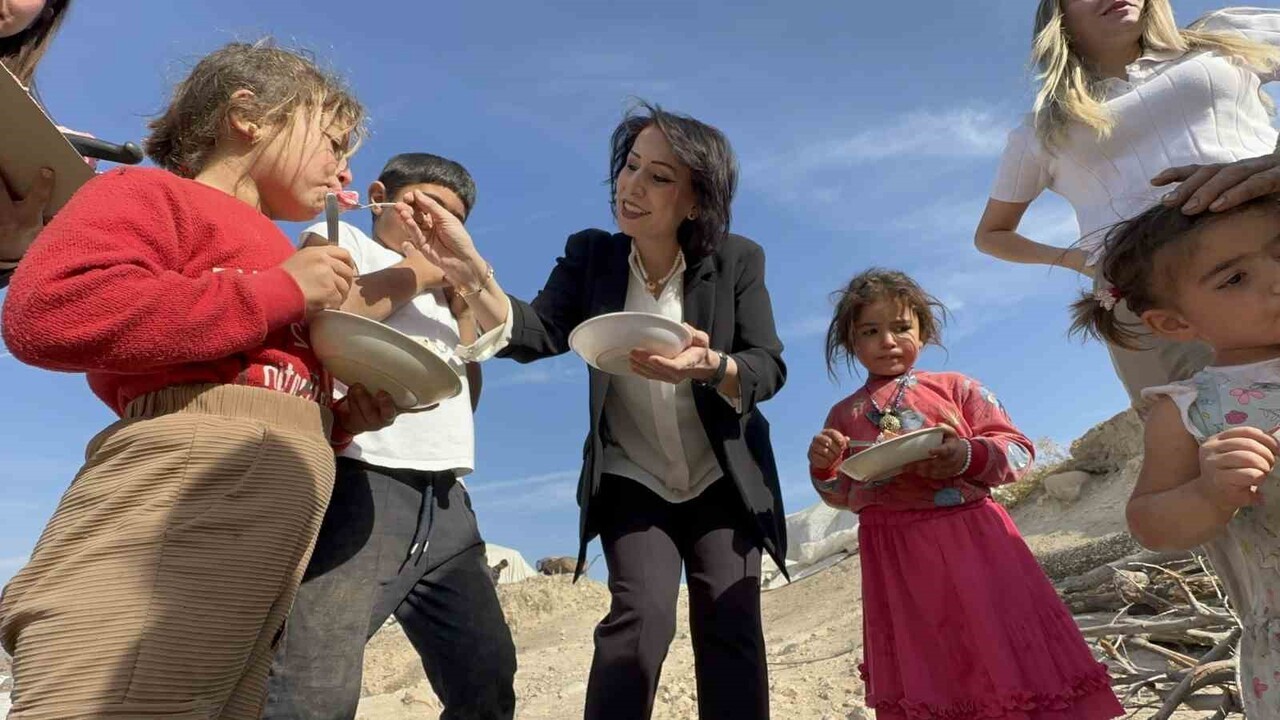 ŞIRNAK’IN SİLOPİ İLÇESİNDE, CUDİ DAĞI ETEKLERİNDE YAŞAYAN KOÇER KIZ ÇOCUKLARINA SÜRPRİZ DOĞUM GÜNÜ...