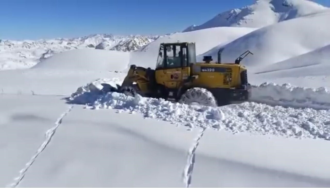 ŞIRNAK’TA KIŞ TAM ANLAMIYLA KENDİNİ HİSSETTİRMEYE BAŞLADI. KAR KALINLIĞI 1 METREYİ GEÇTİ HAVA...