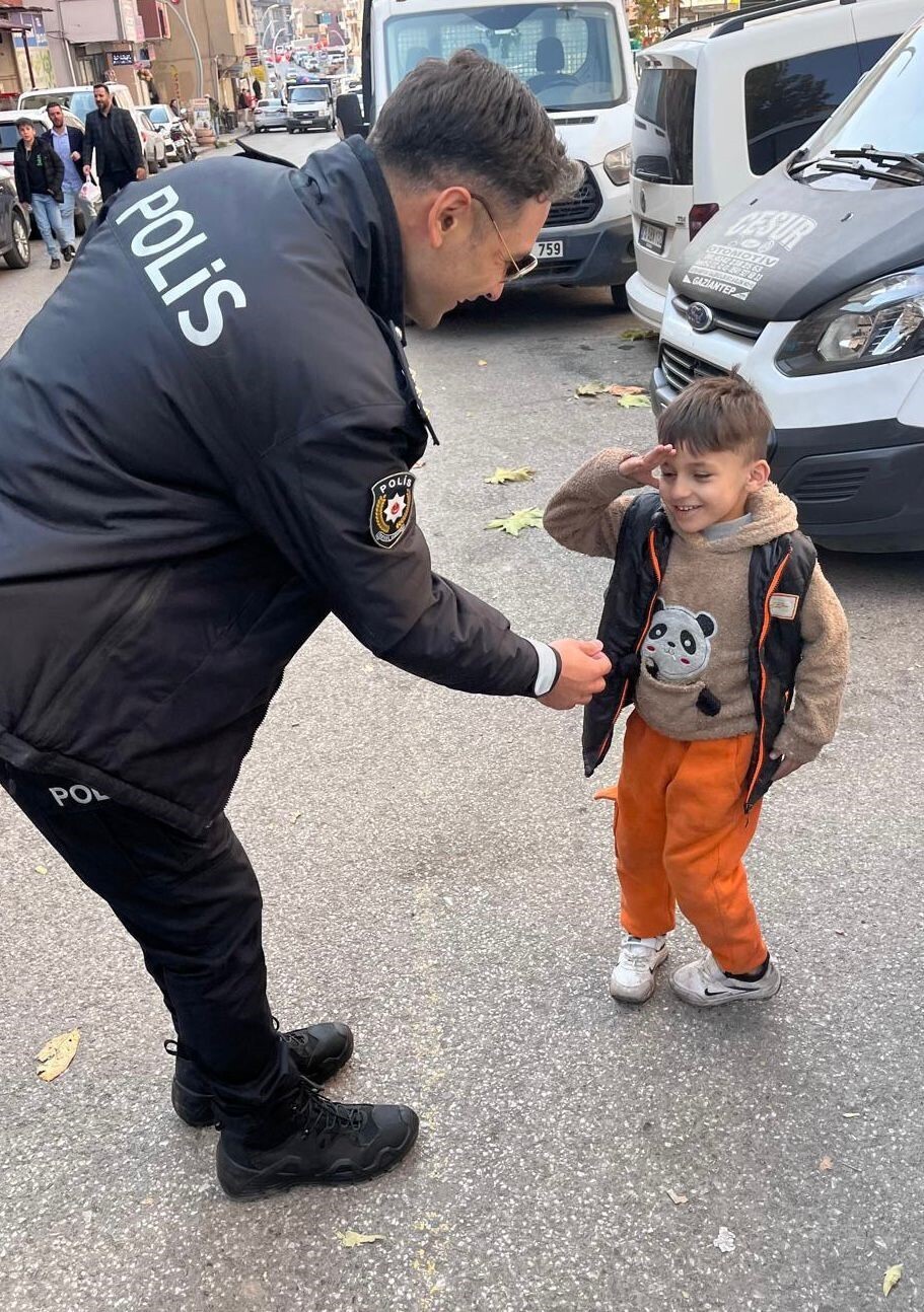 ŞIRNAK’TA YOLDAN GEÇEN ÇOCUK EMNİYET MÜDÜRÜNÜ GÖRÜNCE ASKER SELAMI VERDİ.