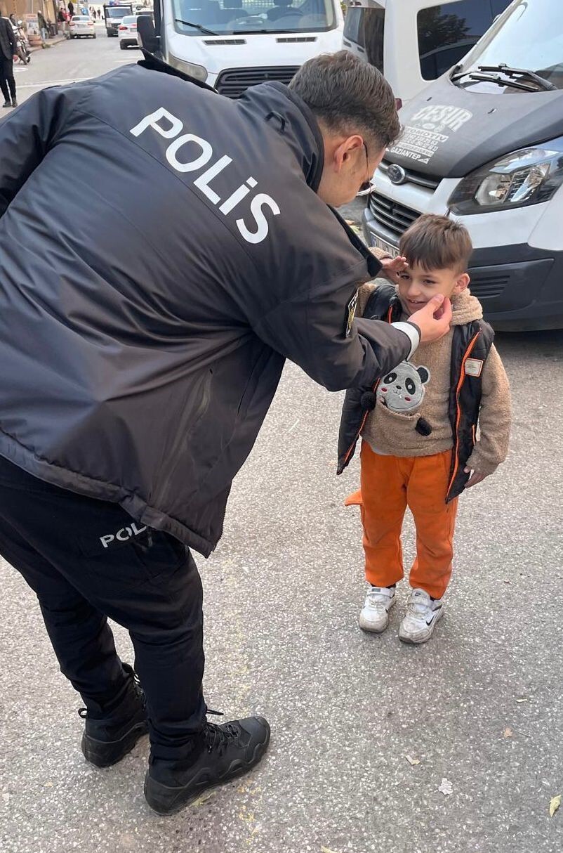 ŞIRNAK’TA YOLDAN GEÇEN ÇOCUK EMNİYET MÜDÜRÜNÜ GÖRÜNCE ASKER SELAMI VERDİ.