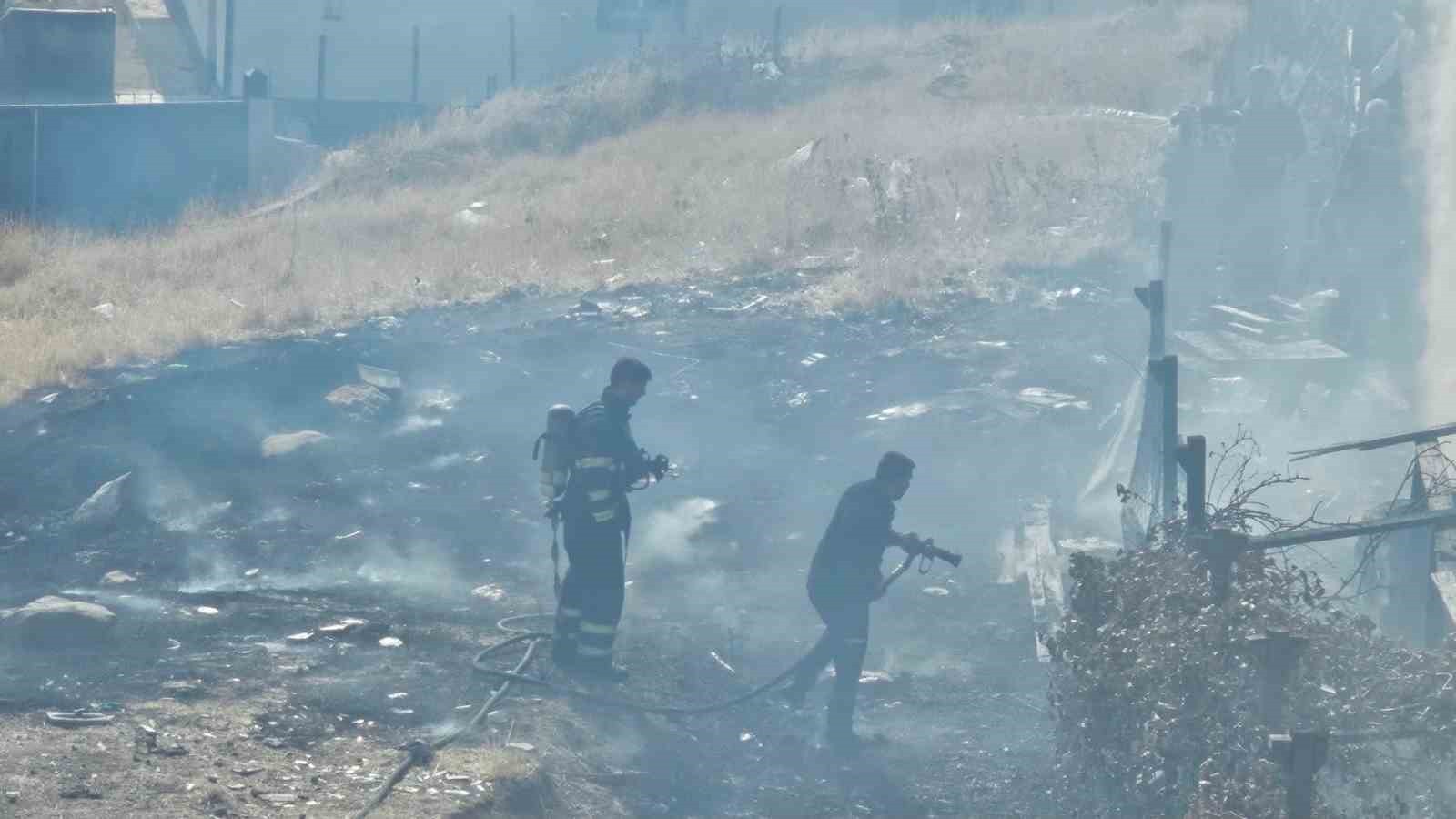 ŞIRNAK YENİ MAHALLEDE BİR EVİN YANINDA BULUNAN ODUN VE LASTİKLER YANDI.