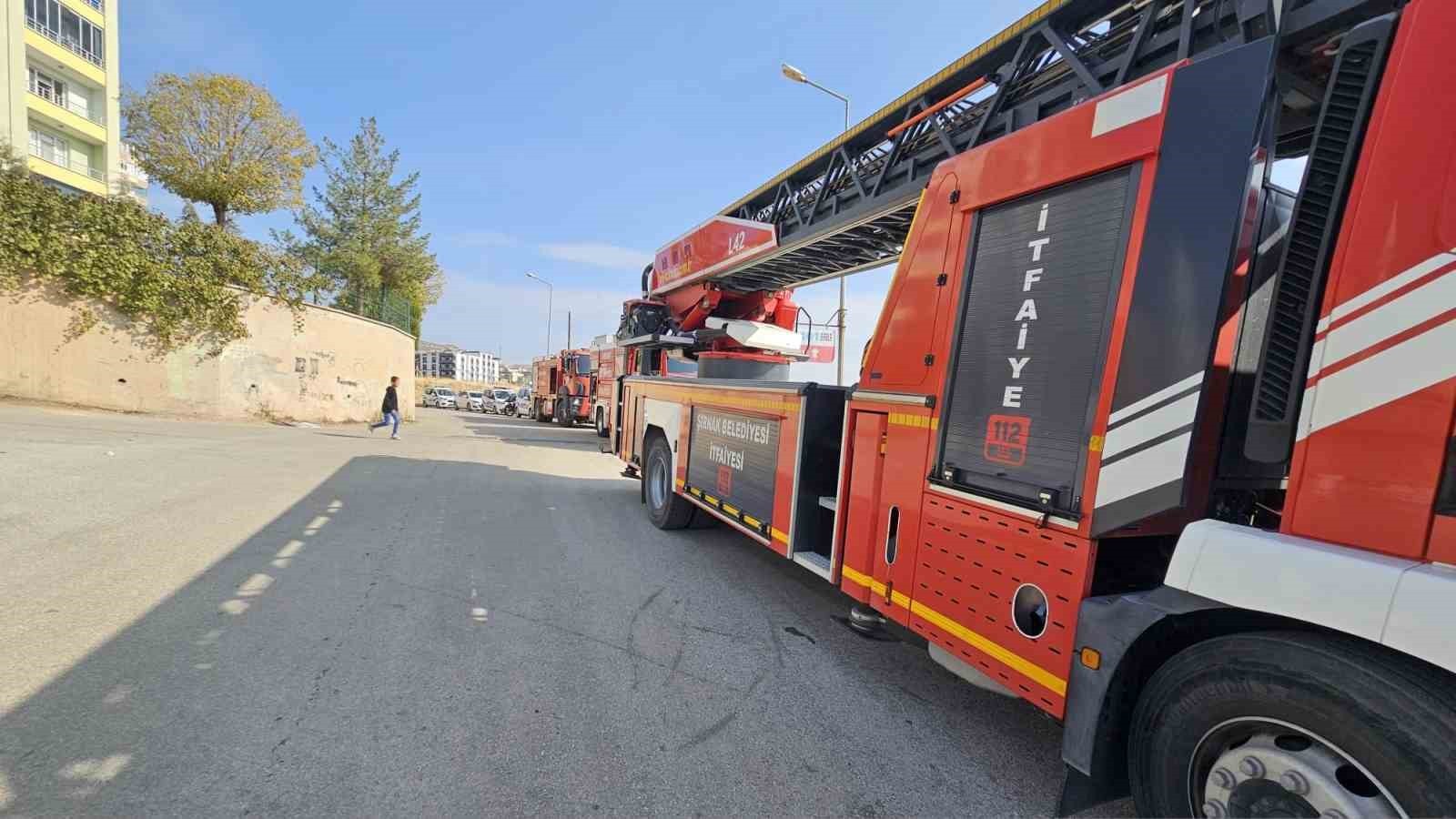 ŞIRNAK YENİ MAHALLEDE BİR EVİN YANINDA BULUNAN ODUN VE LASTİKLER YANDI. .