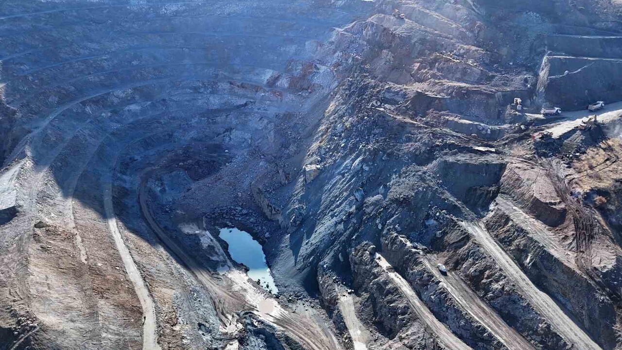 SİVAS'IN DİVRİĞİ İLÇESİNDEKİ DEMİR MADENİNDE MEYDANA GELEN GÖÇÜKTE TOPRAK ALTINDA KALAN ŞANTİYE...