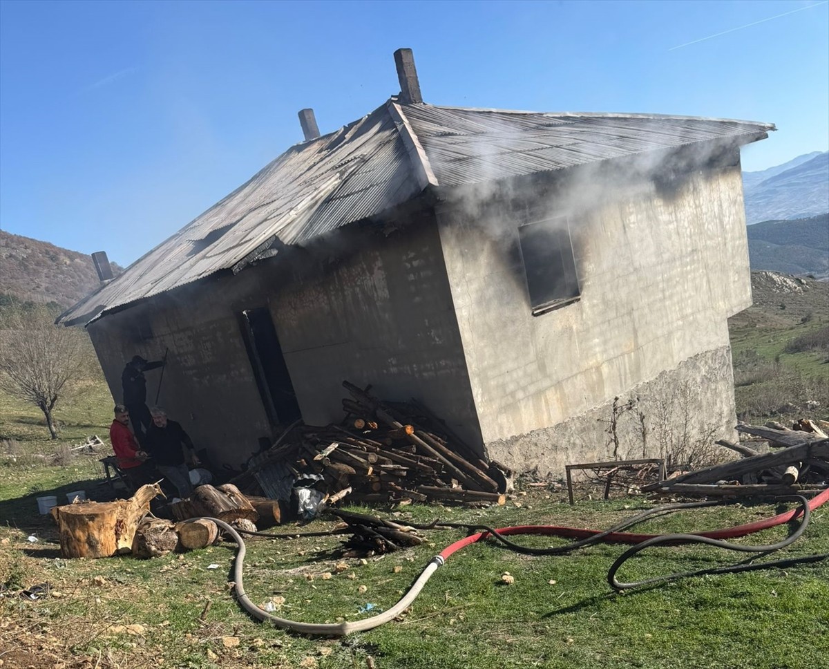 Sivas'ın Koyulhisar ilçesinde yayla evinde çıkan yangın, itfaiye ekiplerinin müdahalesiyle...