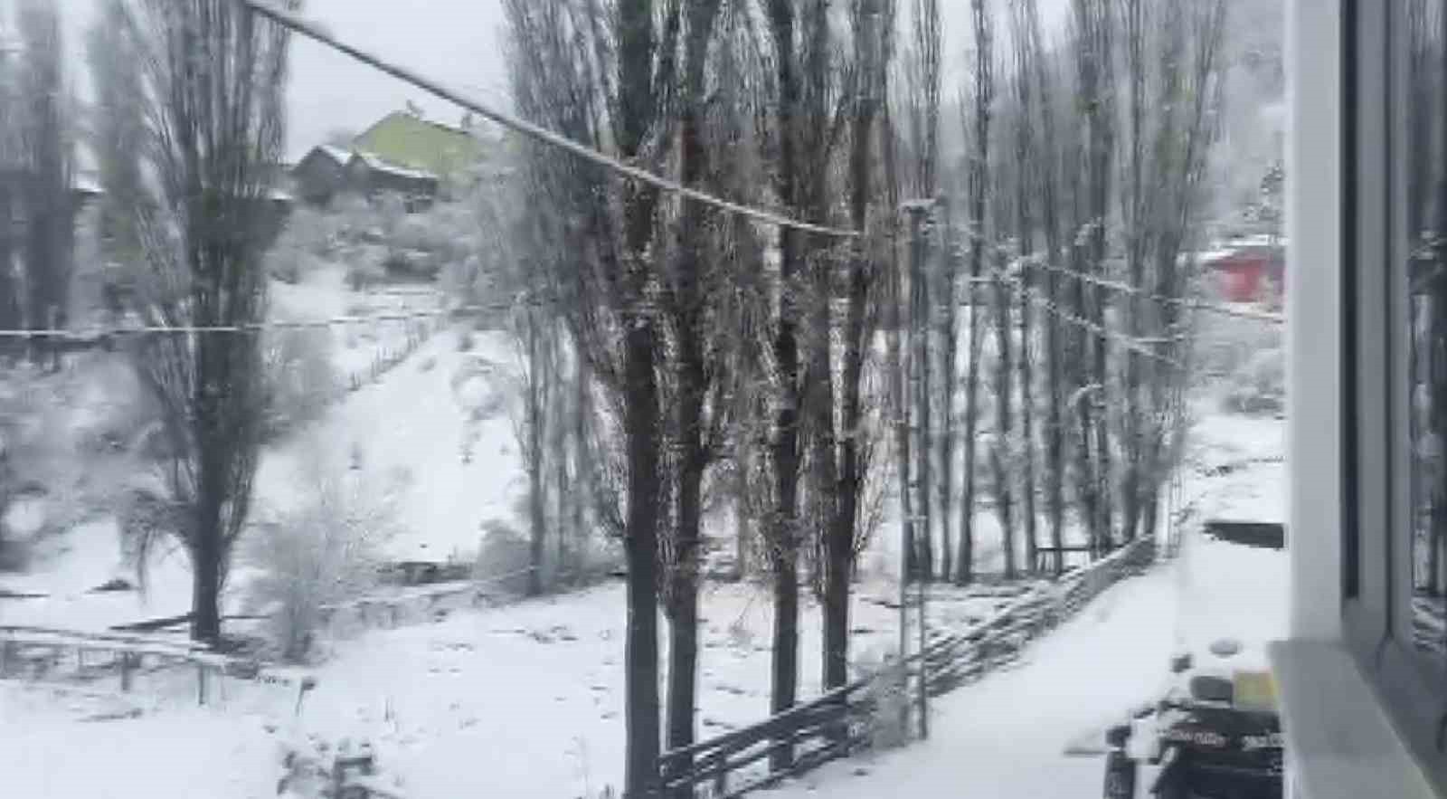 SİVAS'IN YÜKSEK KESİMLERİNDE KAR YAĞIŞI ETKİLİ OLURKEN, KOYULHİSAR'DA SABAH SAATLERİNDE...