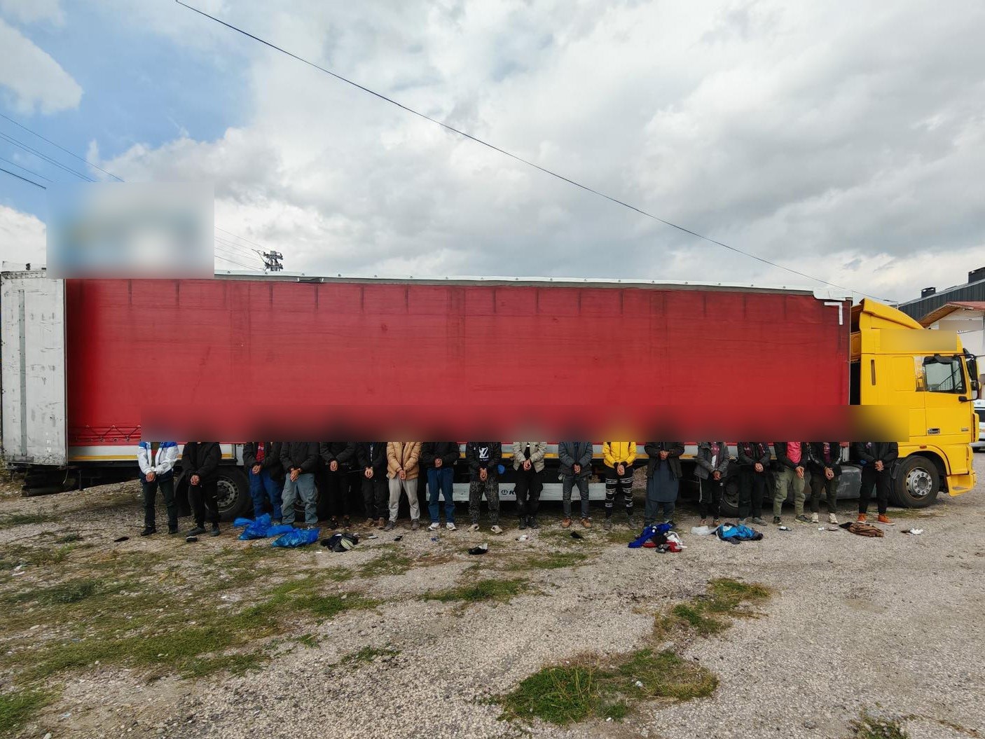 SİVAS'TA POLİSLERİN ŞÜPHELENEREK DURDURDUĞU TIRIN DORSESİNDE 18 KAÇAK GÖÇMEN ÇIKTI.