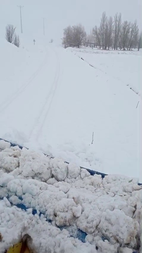 SİVAS'TA YOĞUN KAR YAĞIŞI NEDENİYLE 46 YERLEŞİM YERİNİN YOLU KAPANDI.