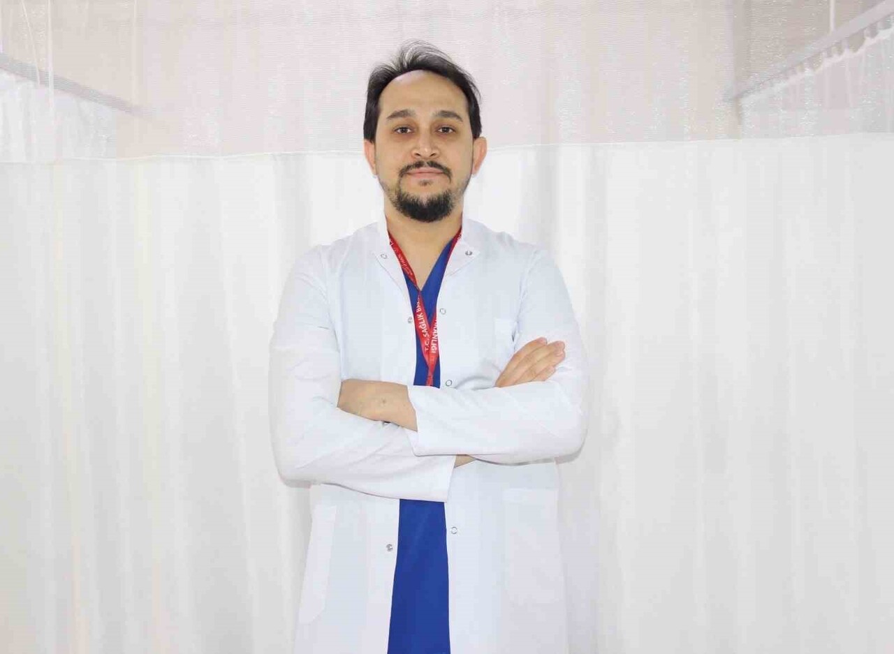 SİVAS DEVLET HASTANESİ ACİL TIP UZMANI DR. FATİH ULU, SOSYAL MEDYADA POPÜLER HÂLE GELEN “SARI...