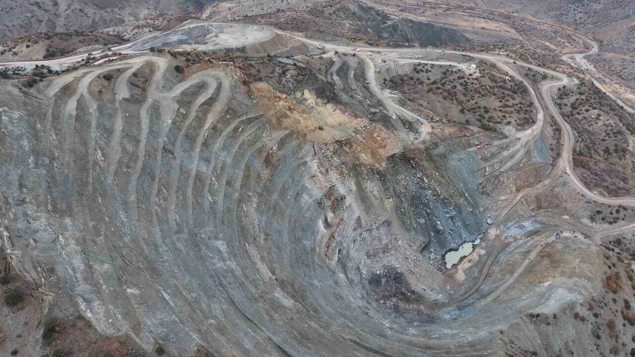 SİVAS’IN DİVRİĞİ İLÇESİNDE MEYDANA GELEN GÖÇÜK SONRASI TOPRAK ALTINDA KALAN İŞÇİYİ KURTARMA...