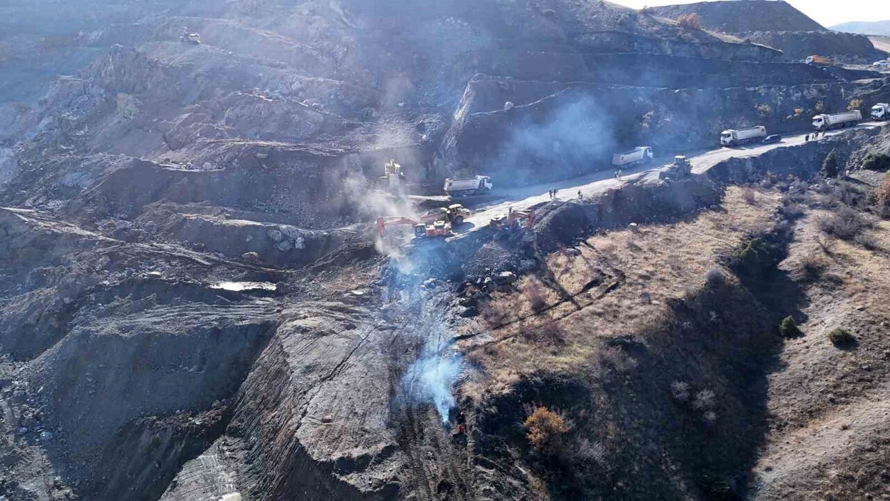 SİVAS’IN DİVRİĞİ İLÇESİNDEKİ DEMİR MADENİNDE MEYDANA GELEN GÖÇÜKTE TOPRAK ALTINDA KALAN ŞANTİYE...