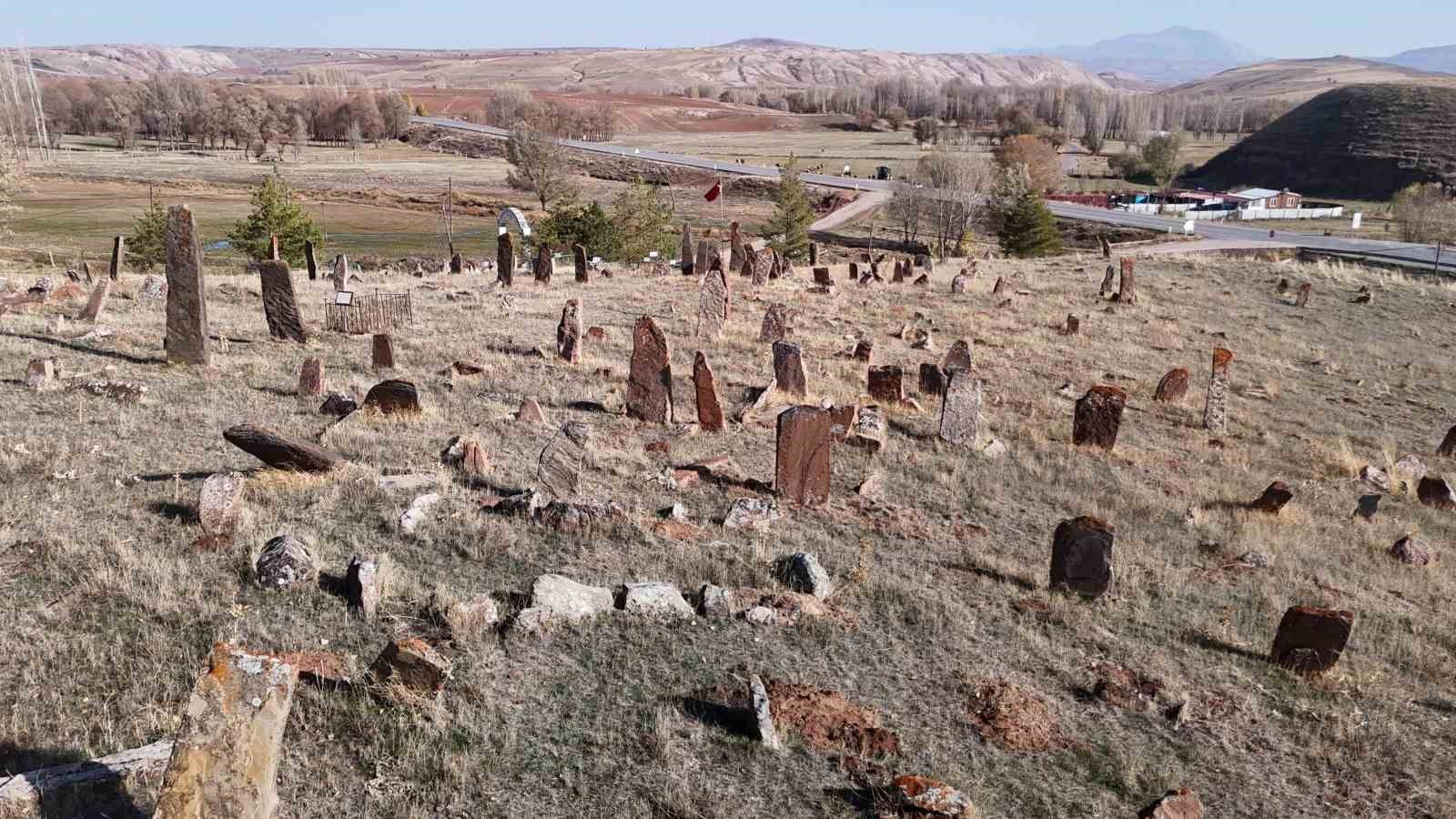 SİVAS’IN KARAYÜN KÖYÜNDE YER ALAN 4 ASIRLIK MEZARLIK, ORHUN KİTABELERİNİ ANDIRAN DEVASA MEZAR...