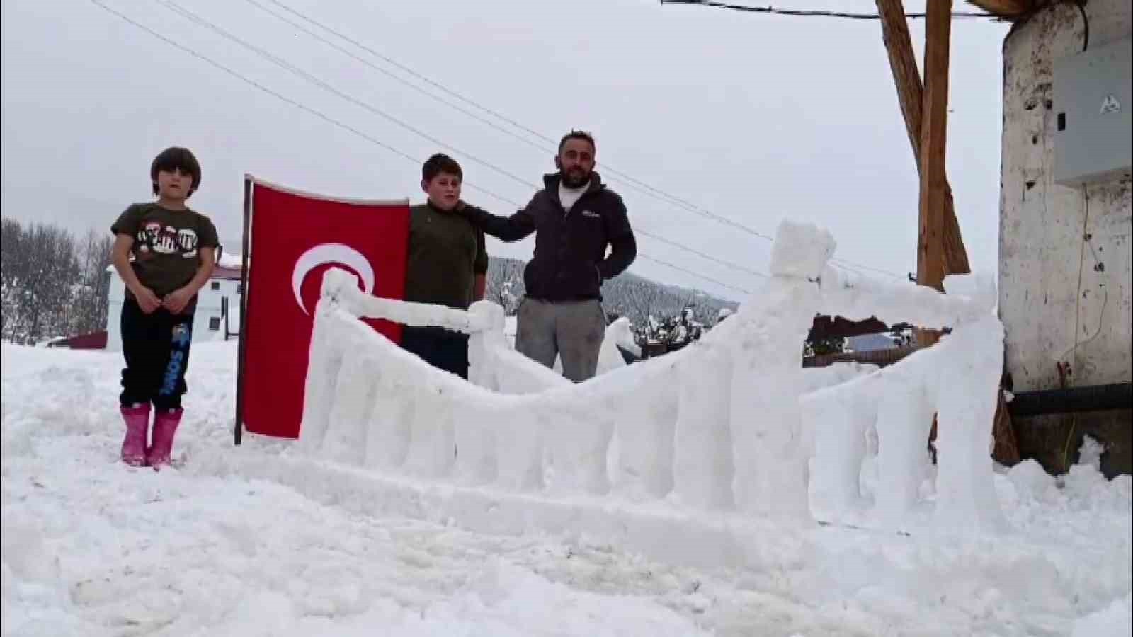SİVAS’IN KOYULHİSAR İLÇESİNE BAĞLI KIZILELMA KÖYÜNDE YAŞAYAN ADEM SOYLU, YEĞENLERİ BİRLİKTE...