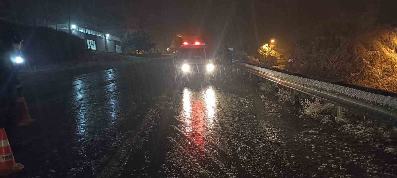 SİVAS’TA AKŞAM SAATLERİNDE ETKİSİNİ ARTIRAN YOĞUN KAR VE TİPİ HAYATI OLUMSUZ ETKİLEDİ. KENTTE BAZI...