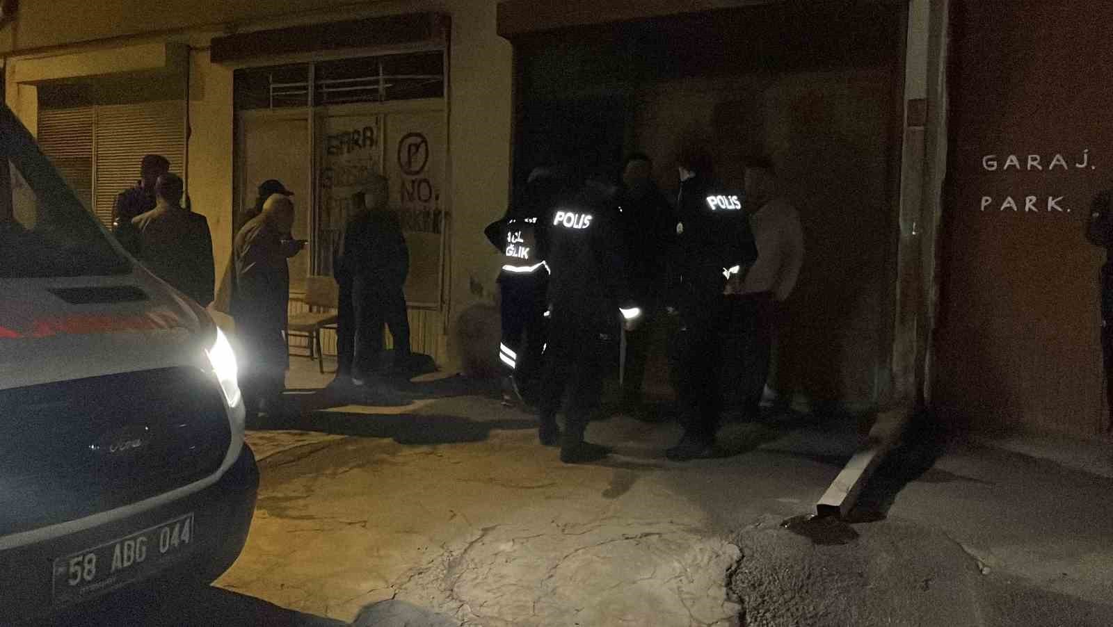 SİVAS’TA BİR KİŞİ APARTMANIN GARAJINDA OTOMOBİL İÇERİSİNDE ÖLÜ BULUNDU.