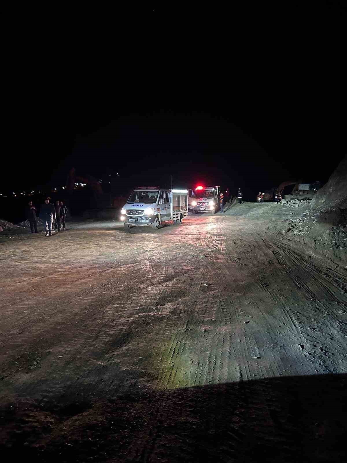 SİVAS’TA BİR MADEN SAHASINDA GÖÇÜK MEYDANA GELDİ. GÖÇÜK ALTINDA KALAN BİR İŞÇİYİ KURTARMAK İÇİN...