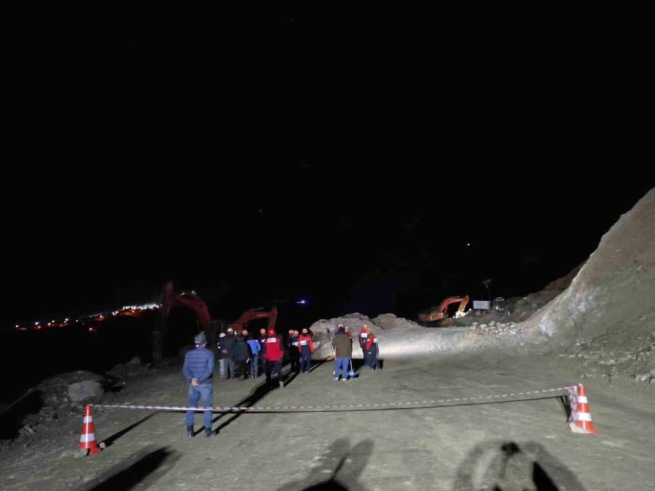 SİVAS’TA BİR MADEN SAHASINDA GÖÇÜK MEYDANA GELDİ. GÖÇÜK ALTINDA KALAN BİR İŞÇİYİ KURTARMAK İÇİN...