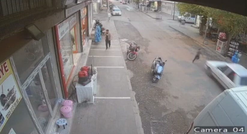 SİVEREK'TE OTOMOBİLİN ÇARPTIĞI ÇOCUK, KALKARAK KAÇTI