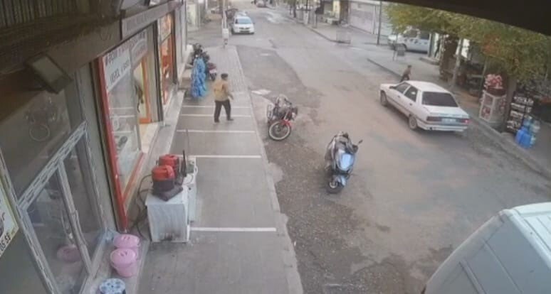 SİVEREK'TE OTOMOBİLİN ÇARPTIĞI ÇOCUK, KALKARAK KAÇTI