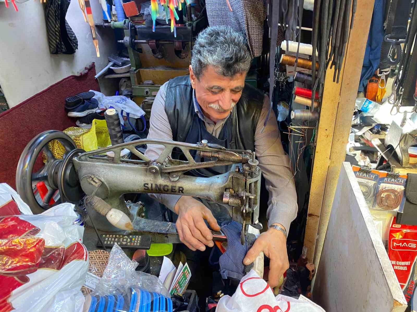 SOĞUK HAVALARIN GELMESİYLE KIŞLIK AYAKKABI TELAŞI BAŞLADI. TAMİRCİ ESNAFI, HER AYAKKABININ TAMİR...