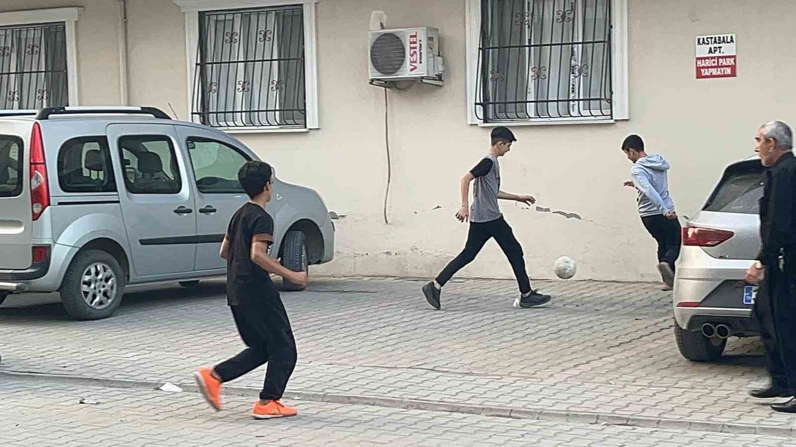 SOKAK ARASINDA TAŞ KALEYLE TRANSFER DUYURUSU GÜLÜMSETTİ