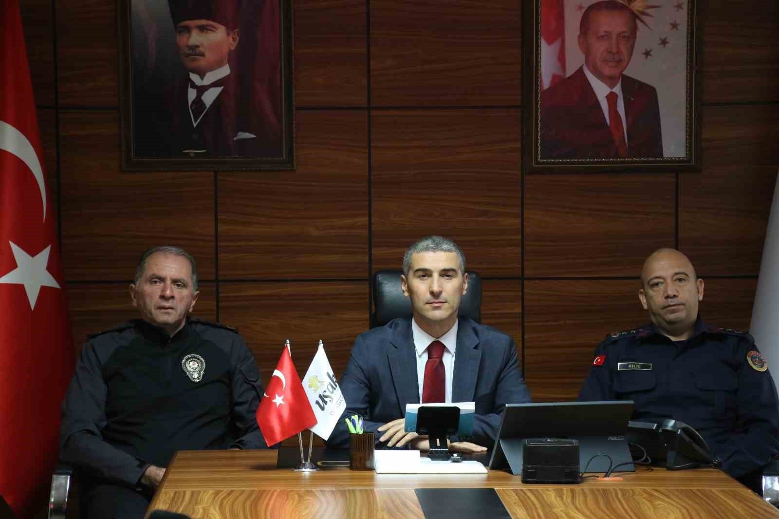 SOLDAN BİRİNCİ İL EMNİYET MÜDÜRÜ TANER ÇİFTÇİ, SOLDAN İKİNCİ UŞAK VALİSİ NACİ AKTAŞ, SOLDAN ÜÇÜNCÜ...