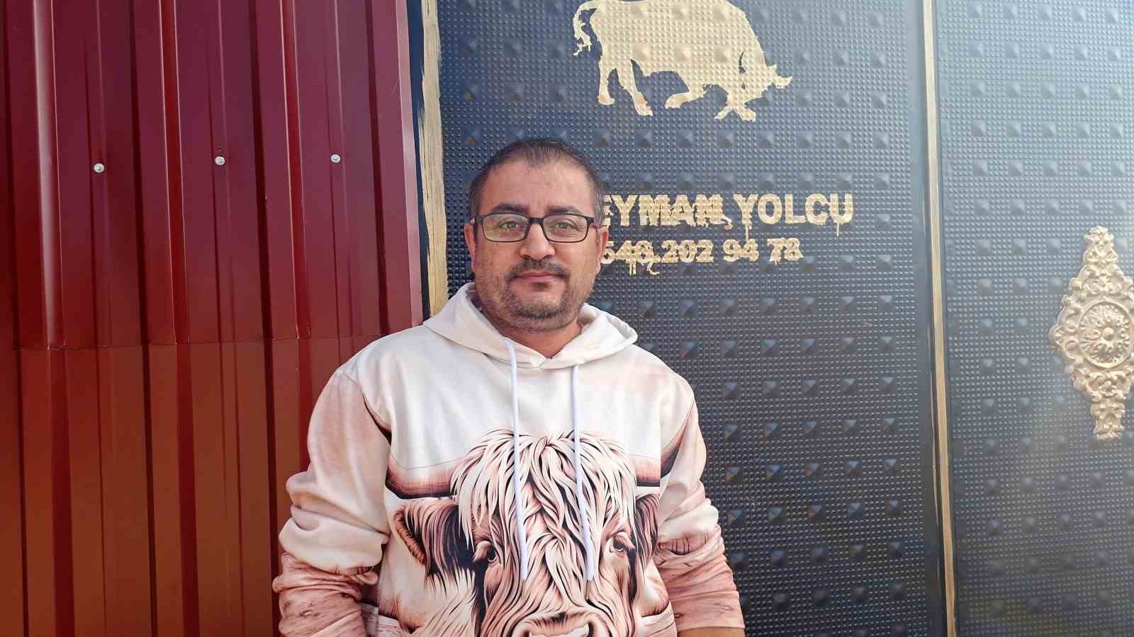 SÜLEYMAN YOLCU, ENGEREK YILANINI KUYRUĞUNDAN ELLERİYLE YAKALAYIP, SONRA TEKRAR DOĞAYA BIRAKTI.