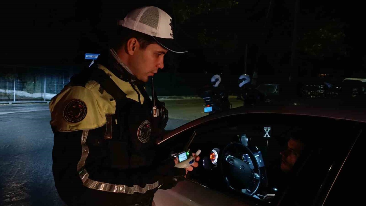 SÜLEYMANPAŞA İLÇESİ DEĞİRMENALTI GİRİŞ NOKTASINDA DENETİM YAPAN EKİPLER, SÜRÜCÜLERİN BELGELERİNİ...