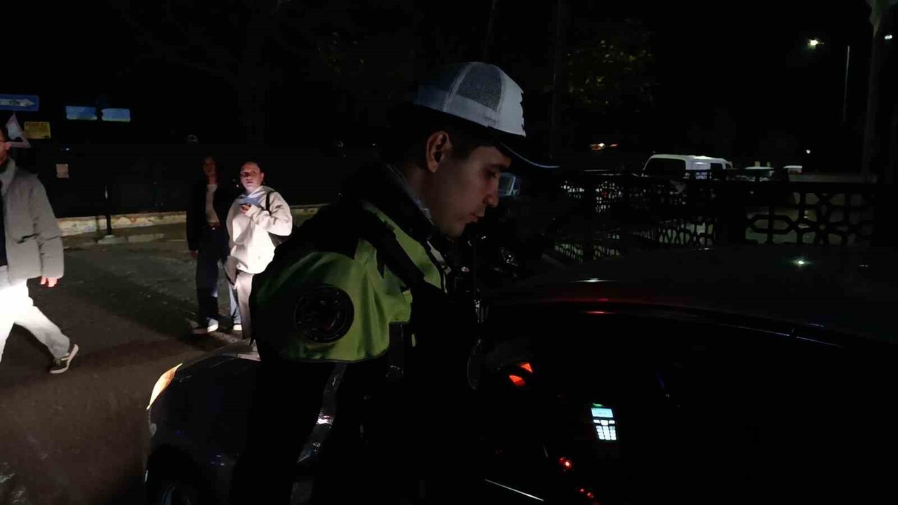 SÜLEYMANPAŞA İLÇESİ DEĞİRMENALTI GİRİŞ NOKTASINDA DENETİM YAPAN EKİPLER, SÜRÜCÜLERİN BELGELERİNİ...