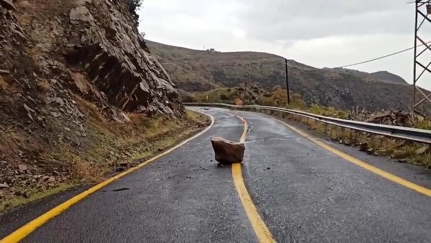 SÜLEYMANPAŞA İLÇESİNDE YAĞIŞ SONRASI KAYALIK ZEMİNİN GEVŞEMESİ NEDENİYLE YENİKÖY-UÇMAKDERE YOLU...
