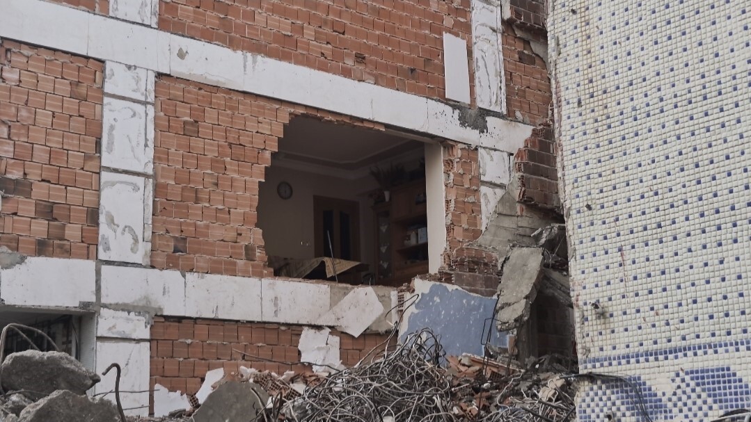 SULTANGAZİ'DE YIKIM ESNASINDA BİTİŞİKTEKİ BİNANIN DUVARI YIKILDI