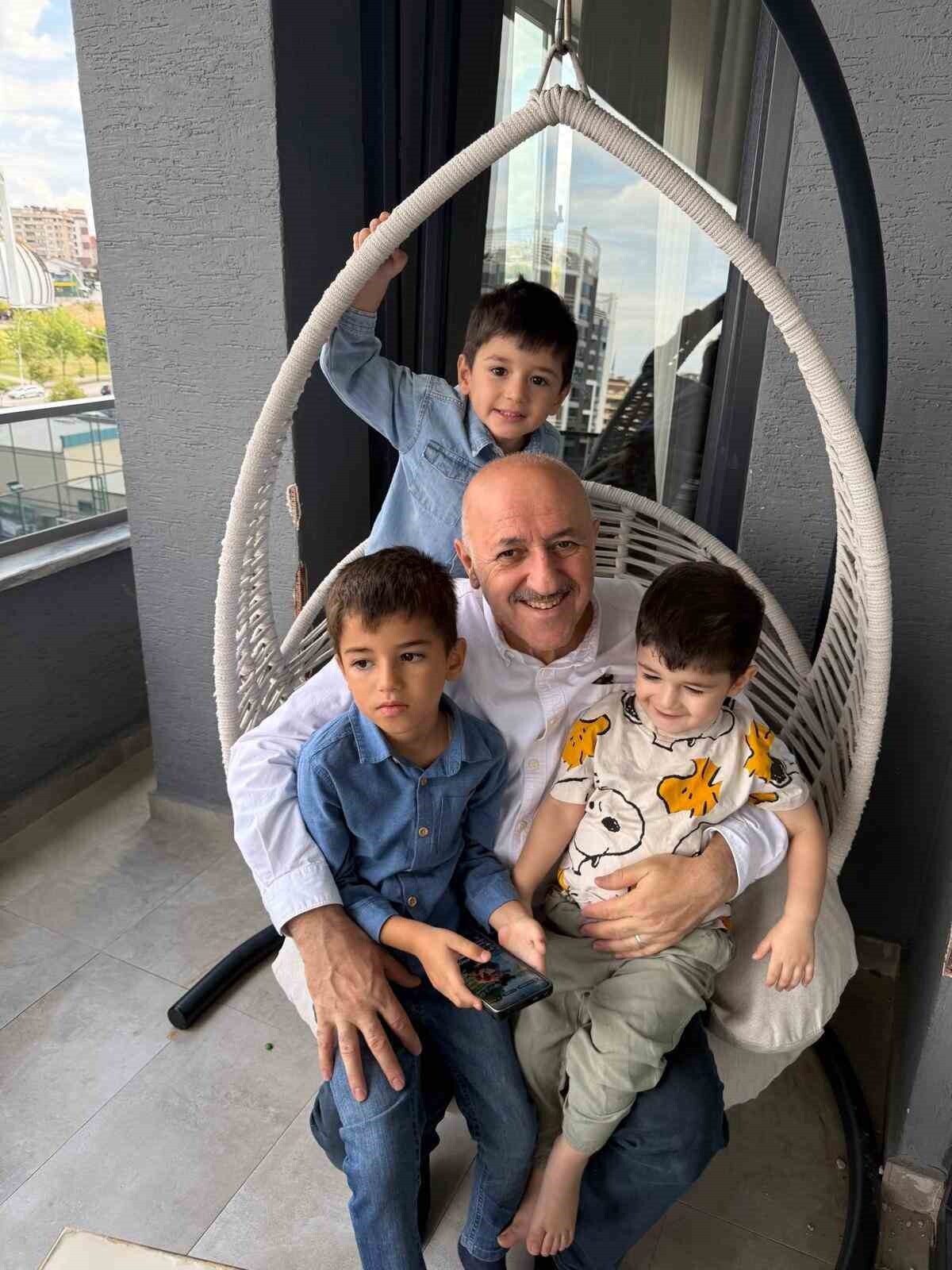 SUUDİ ARABİSTAN'IN CİDDE KENTİNDE GEÇİRDİĞİ KALP KRİZİ SONUCU VEFAT EDEN BURSALI İŞADAMININ EŞLERİ...