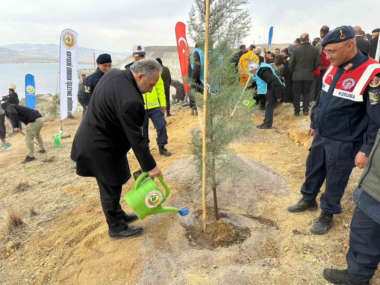 TALAS BELEDİYESİ TARAFINDAN MİLLİ AĞAÇLANDIRMA SEFERBERLİĞİ KAPSAMINDA İLÇENİN SİMGELERİNDEN ALİ...