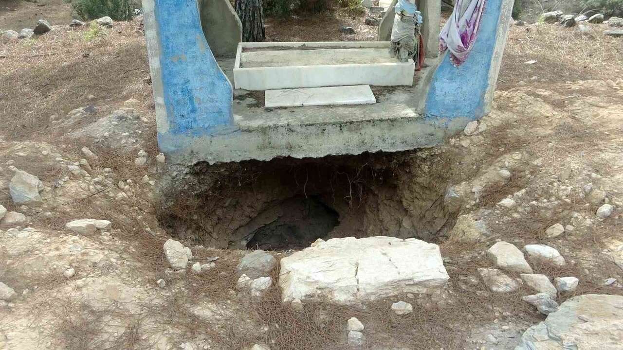 TARİHE VE İNANCA SAYGISIZLIK 300 YILLIK TÜRBE KAÇAK KAZIYLA DELİK DEŞİK