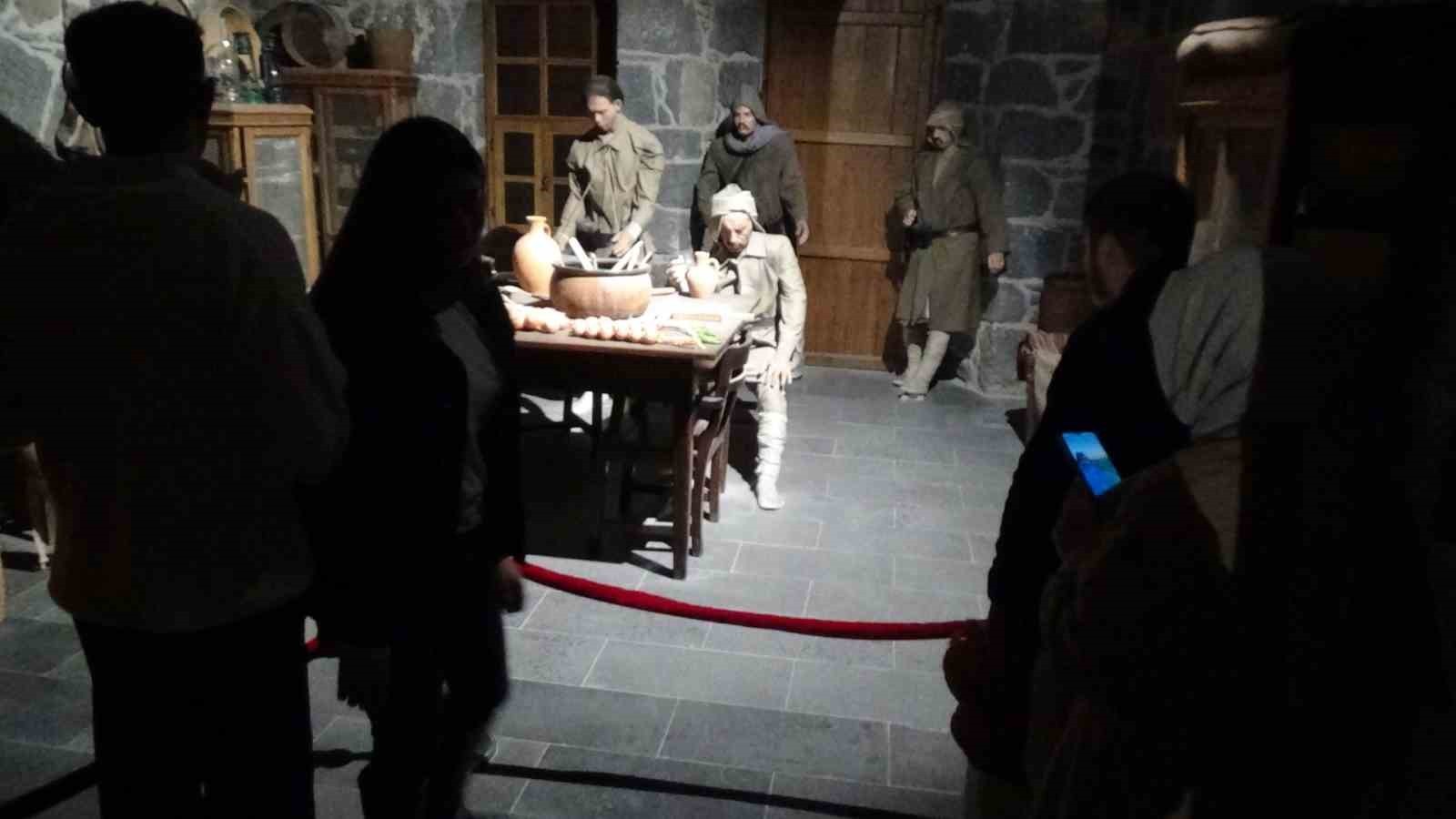 TARİHİ DOKUSU VE KÜLTÜREL MİRASIYLA DİKKAT ÇEKEN KARS'TA, "KANLI TABYA" OLARAK BİLİNEN VE...