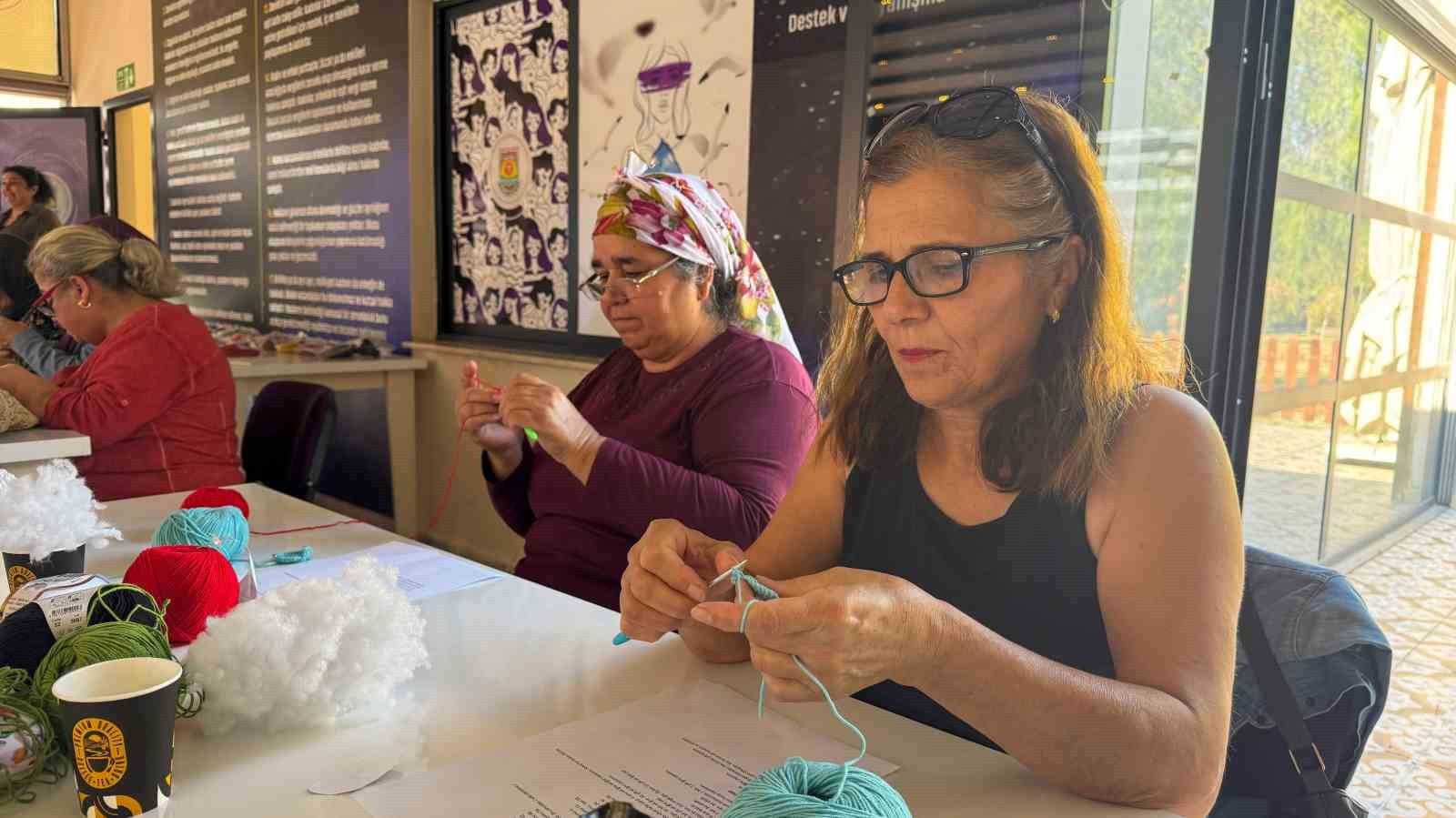 TARSUS BELEDİYESİNİN DÜZENLEDİĞİ AMİGURUMİ KUKLA ATÖLYESİNDE ÜRETİLEN EL EMEĞİ KUKLALAR, LÖSEMİLİ...