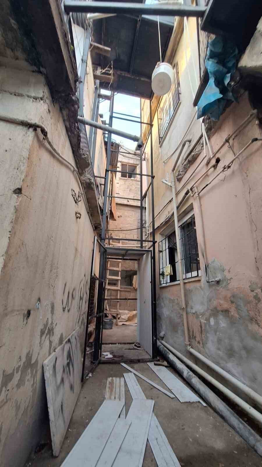 TARSUS’TA 80 YAŞINDAKİ HATİCE ARIKAN YÜK ASANSÖRÜNDE DÜŞEREK ÖLDÜ