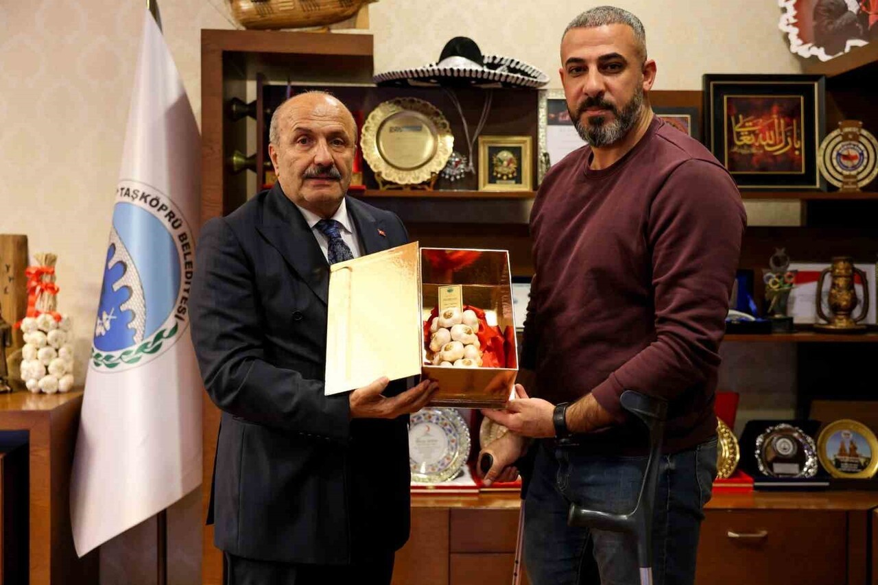 TAŞKÖPRÜ BELEDİYE BAŞKANI ARSLAN, SAMİ SHEHADA’YA TAŞKÖPRÜ’NÜN SİMGESİ OLAN SARIMSAK BİBLOSU...