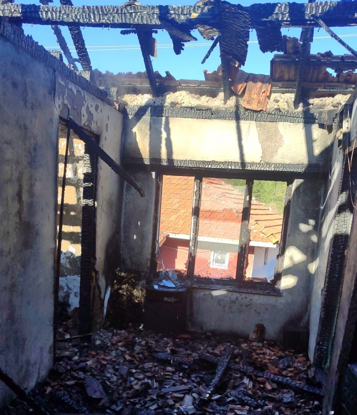 TAVŞANLI’DA 2 KATLI AHŞAP EV YANDI