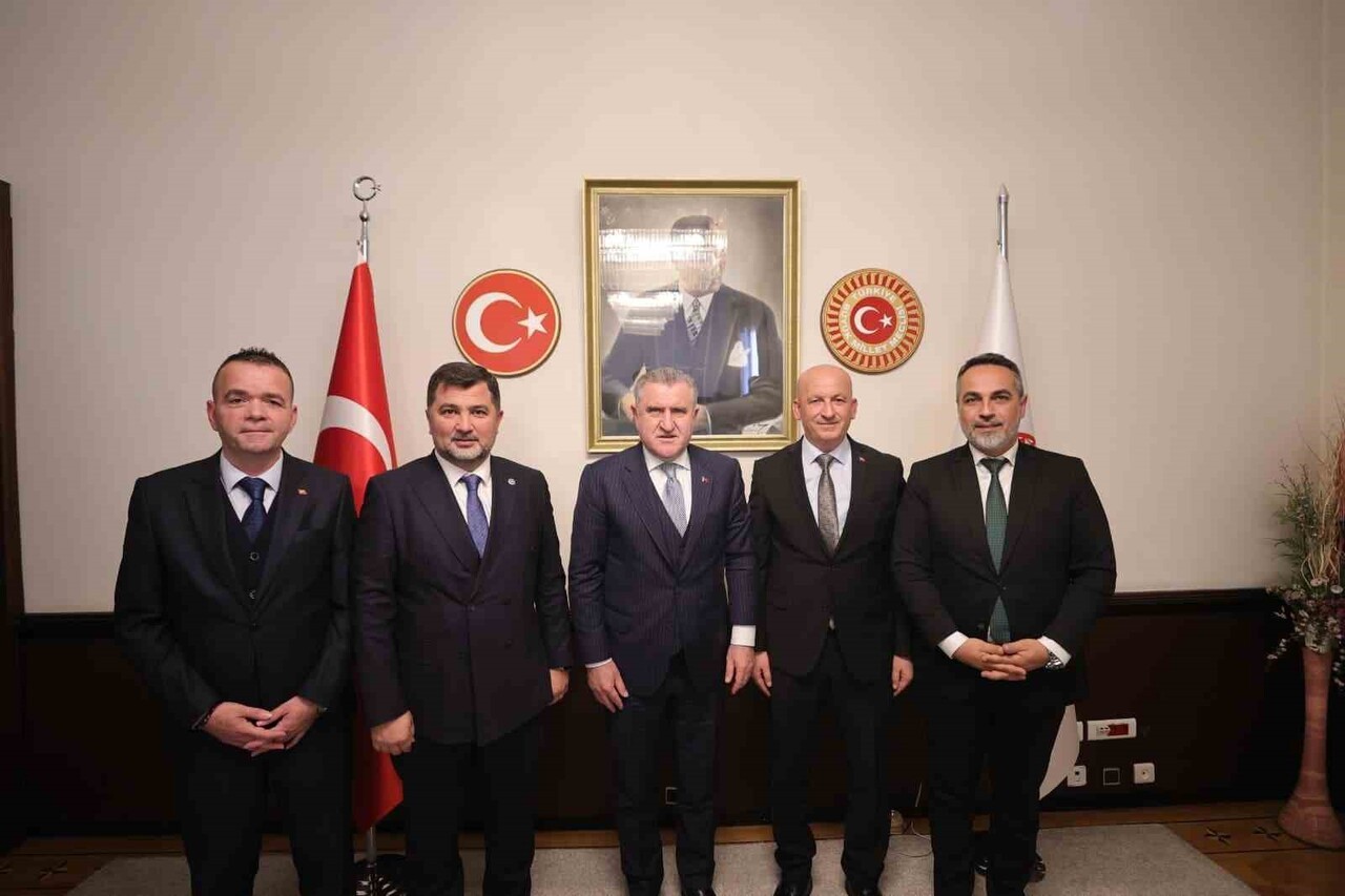 TBMM’DE NÖBETÇİ OLAN GENÇLİK VE SPOR BAKANI OSMAN AŞKIN BAK’I ZİYARET EDEN MİLLETVEKİLİ ÖZTÜRK’E...