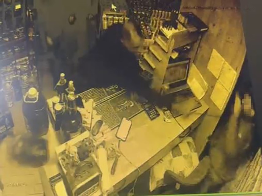 TEKEL BÜFEYİ BASIP DEMİR SOPALARLA DARBETTİLER