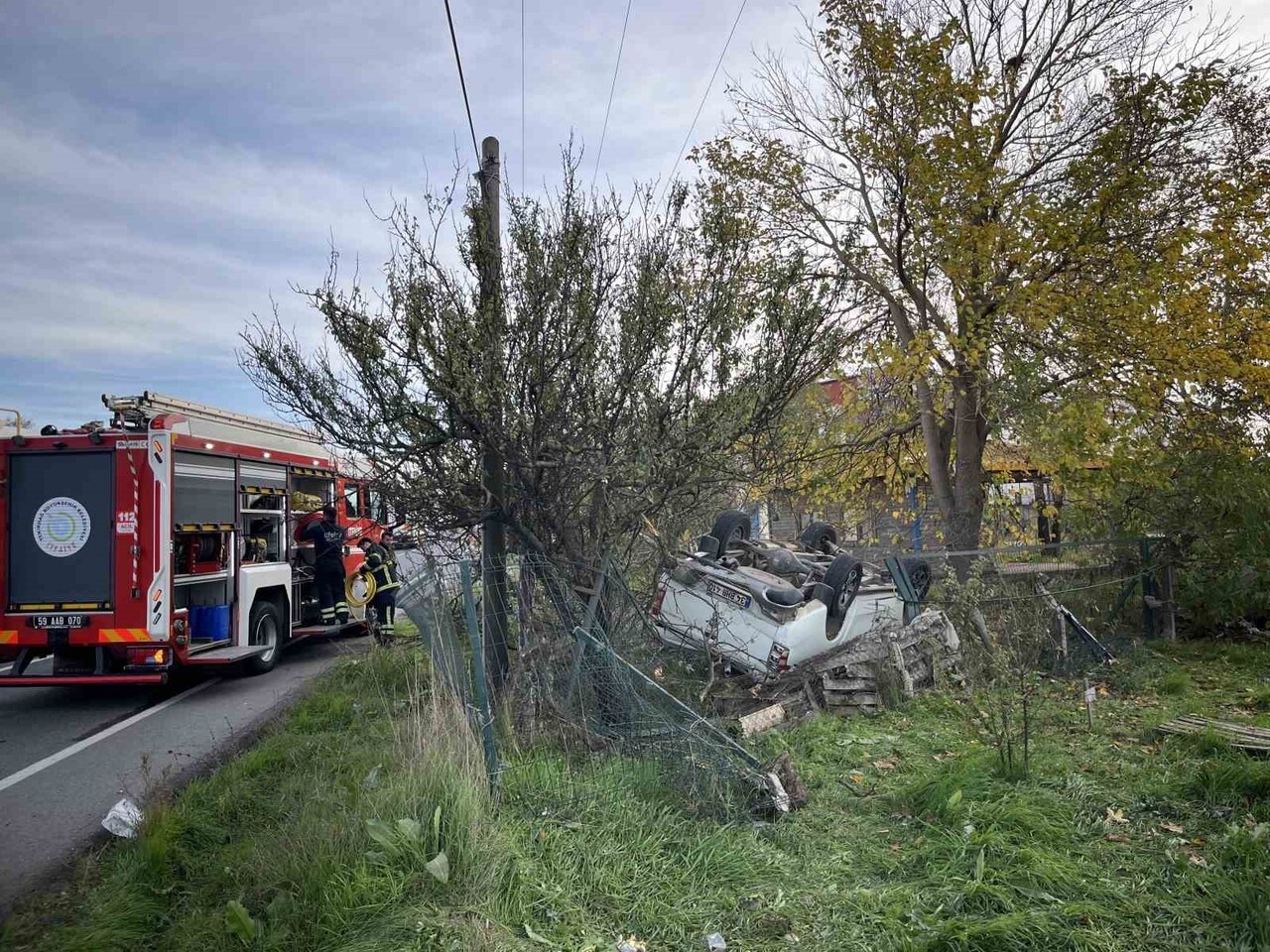 TEKİRDAĞ'DA FECİ KAZA: KARI KOCA TAKLA ATAN ARAÇTAN SAĞ SALİM ÇIKARILDI