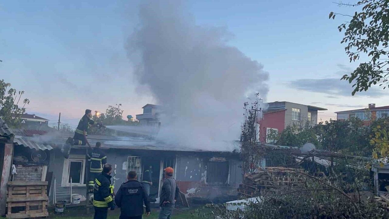 TEKİRDAĞ'DA GECEKONDU ALEV TOPUNA DÖNDÜ