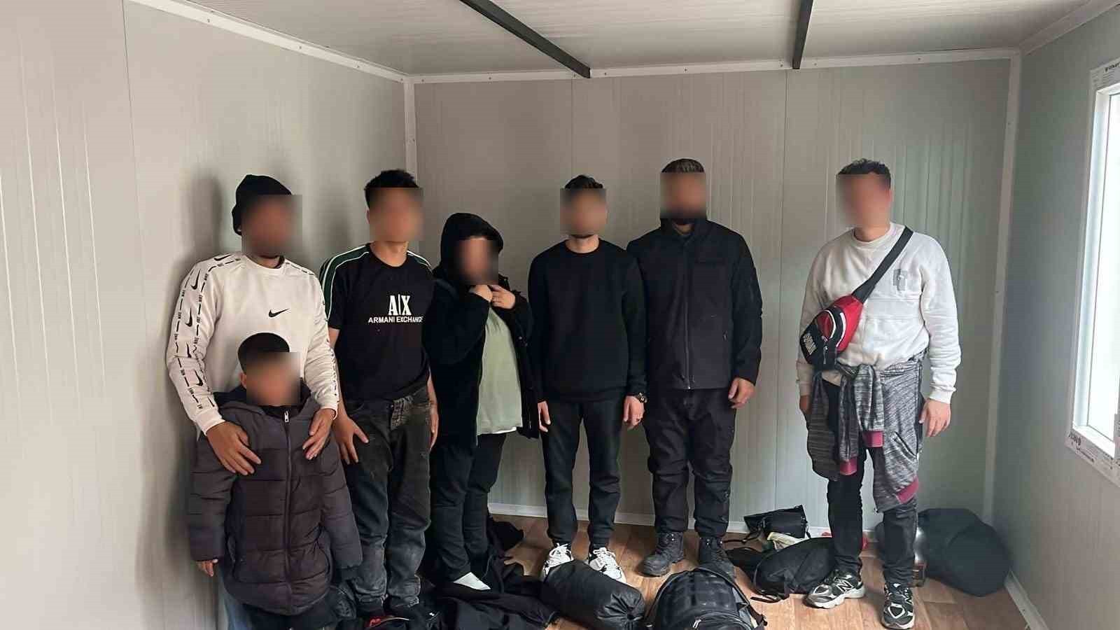 TEKİRDAĞ'DA JANDARMA EKİPLERİ TARAFINDAN DÜZENLENEN OPERASYONDA, 19 DÜZENSİZ GÖÇMEN YAKALANIRKEN 5...