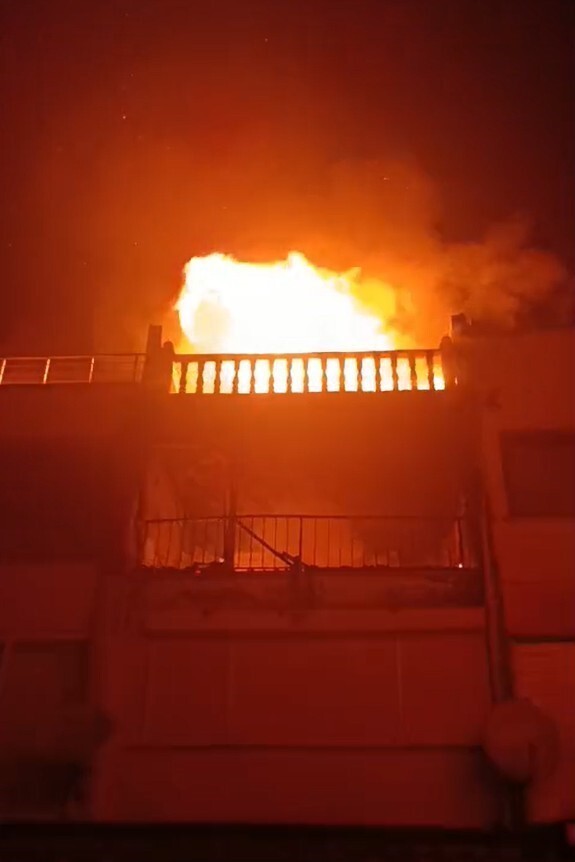 TEKİRDAĞ'DA YAZLIK SİTEDE BİR EV ALEV ALEV YANDI