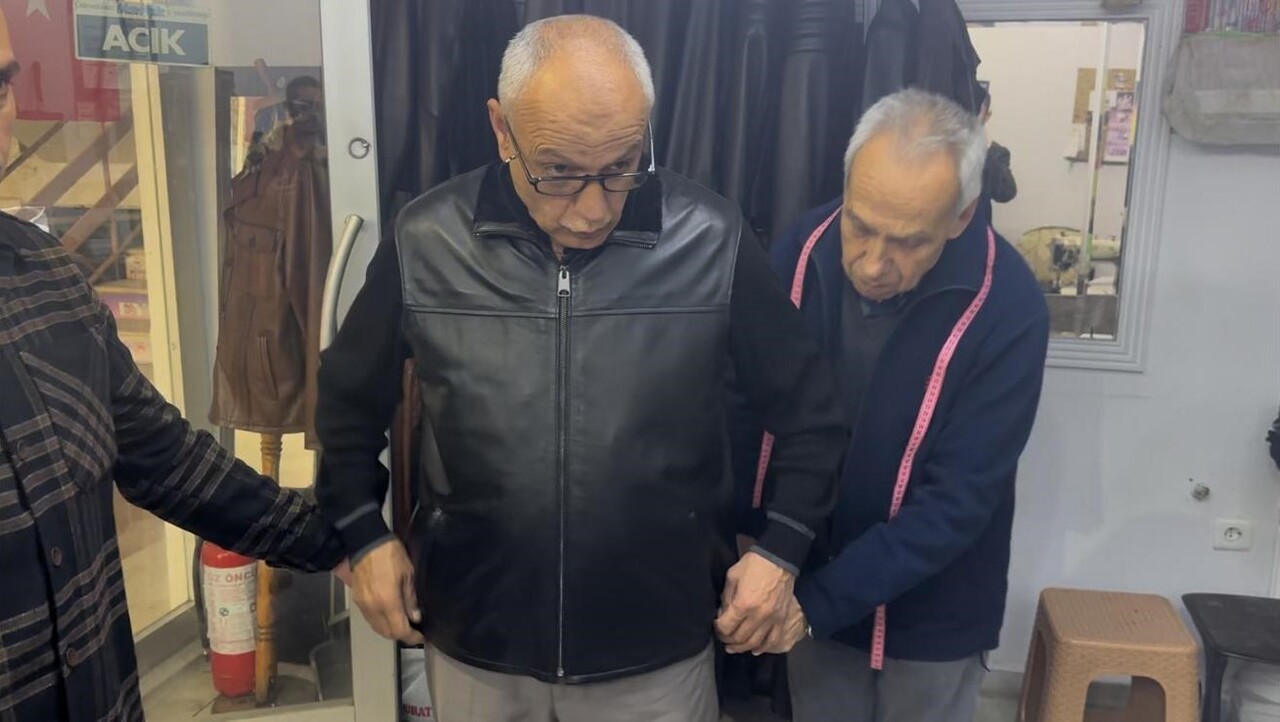 TEKİRDAĞ'IN MURATLI İLÇESİNDE YARIM ASIRDIR DERİ TAMİRİ YAPAN FATİH HAZMAN, SOĞUK HAVALARIN...