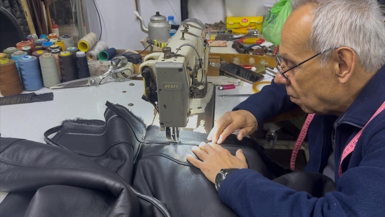 TEKİRDAĞ'IN MURATLI İLÇESİNDE YARIM ASIRDIR DERİ TAMİRİ YAPAN FATİH HAZMAN, SOĞUK HAVALARIN...