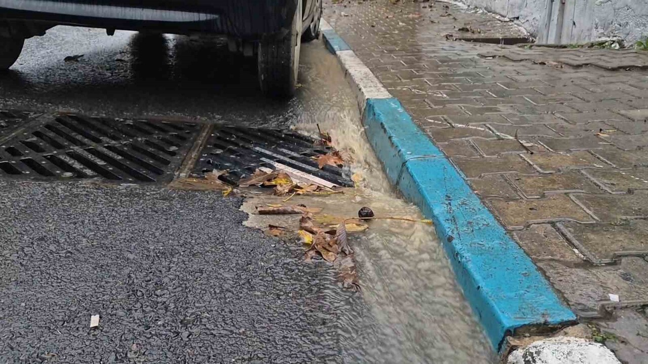 TEKİRDAĞ'IN SÜLEYMANPAŞA İLÇESİNDE ETKİLİ OLAN SAĞANAK YAĞIŞ NEDENİYLE CADDELERDE SU BİRİKİNTİLERİ...